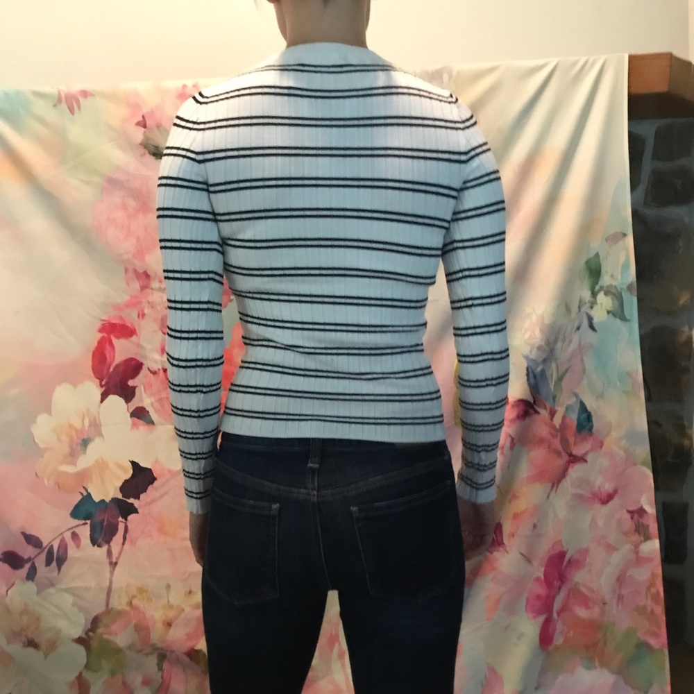 Form fitting sweater - Picture 2 of 2
